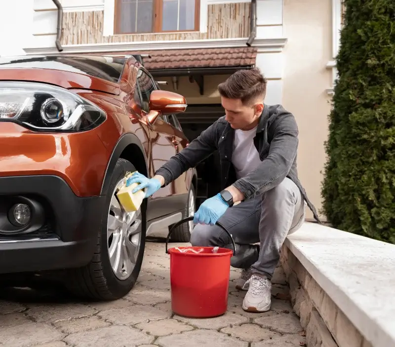 Lavage auto à domicile La Roche-sur-Grane : professionnel intervenant sur un véhicule